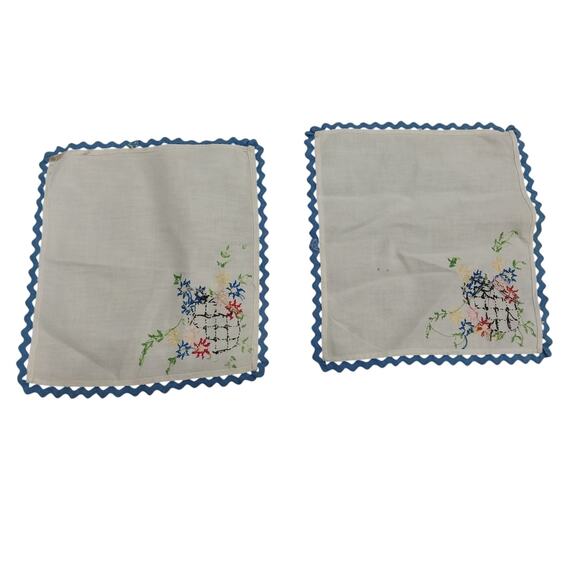 Vintage Embroidered Dollies Scalloped Edge Design 9" Pineapple Flowers Set Of 2 - Picture 1 of 5